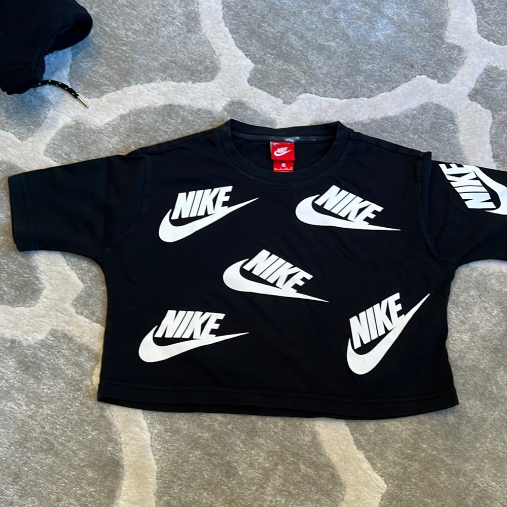 Nike logo black crop tshirt sz xs